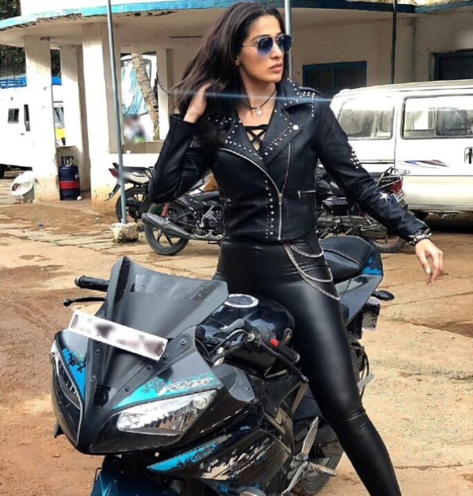ஹெல்மெட் போடாமல் பைக் ஓட்டிய மங்காத்தா நடிகை!