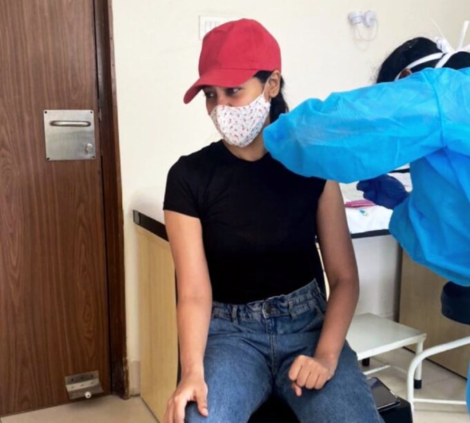 முதல் தடுப்பூசி போட்டுக் கொண்ட கழுகு பட நடிகை!