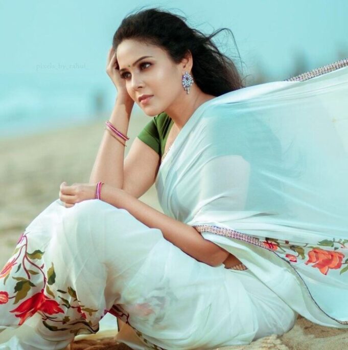 லாக்டவுனை மதிக்காத திரையுலகம்: ஷூட்டிங் நடப்பதாக நடிகை குற்றச்சாட்டு!