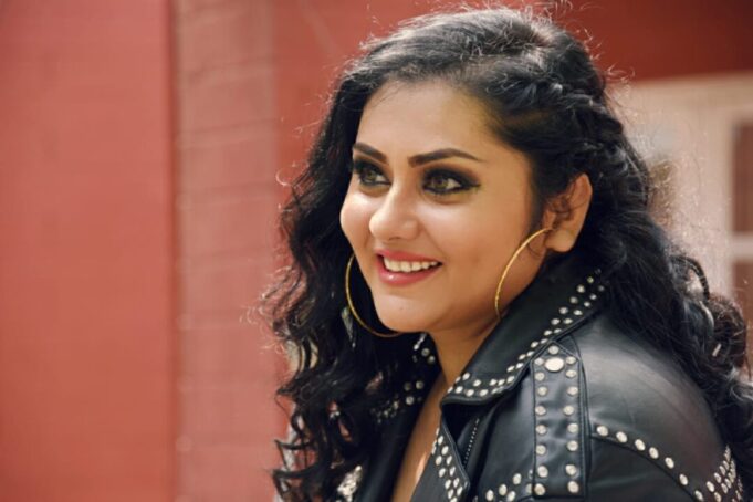 மச்சான் வந்துட்டேன்: நமீதா தியேட்டர் பெயரில் ஓடிடி தளம்!