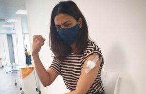 Corona Vaccination: கையில பேண்டேஜ் போட்டு இருக்கும் ராதிகா ஆப்தே!