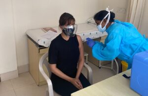 கொரோனா தடுப்பூசி செலுத்திக் கொண்ட ரைசா வில்சன்!