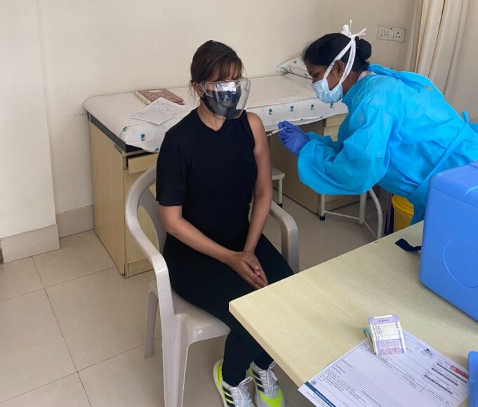 கொரோனா தடுப்பூசி செலுத்திக் கொண்ட ரைசா வில்சன்!