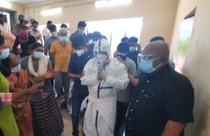 Sindhuja: பிபிஇ சூட்டில் மனைவியின் உடலுக்கு கண்ணீர்மல்க இறுதி அஞ்சலி செலுத்திய அருண்ராஜா காமராஜ்!