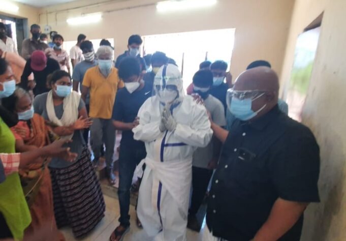 Sindhuja: பிபிஇ சூட்டில் மனைவியின் உடலுக்கு கண்ணீர்மல்க இறுதி அஞ்சலி செலுத்திய அருண்ராஜா காமராஜ்!