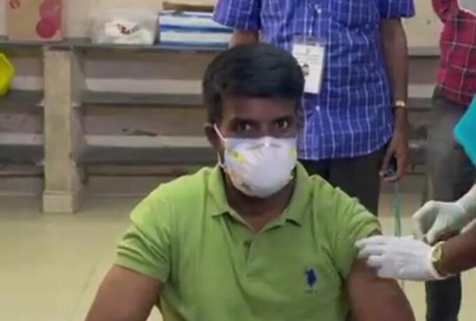 ஜாக்கிரதையா இருங்க: மனைவியுடன் சேர்ந்து தடுப்பூசி போட்டுக் கொண்ட சூரி!