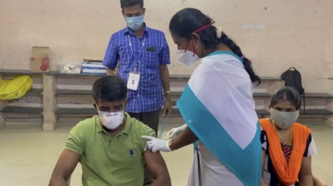 நாட்டுக்காக தடுப்பூசி போட்டுக்கோங்க: விடுதலை பட ஹீரோ!