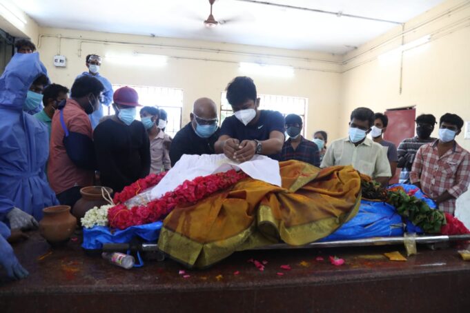 Sindhuja: அருண்ராஜா காமராஜின் மனைவி சிந்துஜா உடலுக்கு உதயநிதி ஸ்டாலின் அஞ்சலி!