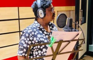 உயிர் காக்கும் கேடயமே தடுப்பூசி என்று பாட்டுப் பாடி தடுப்பூசி போட்டுக் கொண்ட வேல்முருகன்!