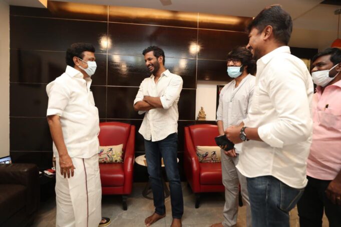 மருந்துக்குக் கூட கஷ்டப்படுகிறார்கள்: தமிழக முதல்வரை சந்தித்து பேசிய விஷால்!