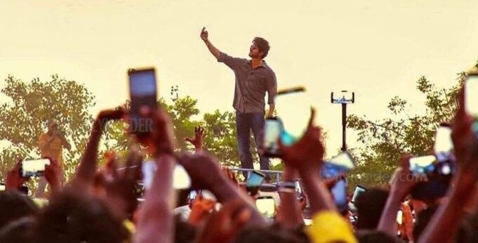 விஜய் எடுத்த செல்பி; இன்றும் ட்ரெண்ட்ங்கில் #1YearOfMasterSelfie